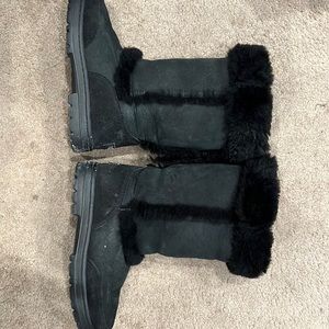 UGG shearling boot . Black . Size 7. Tread excellent.